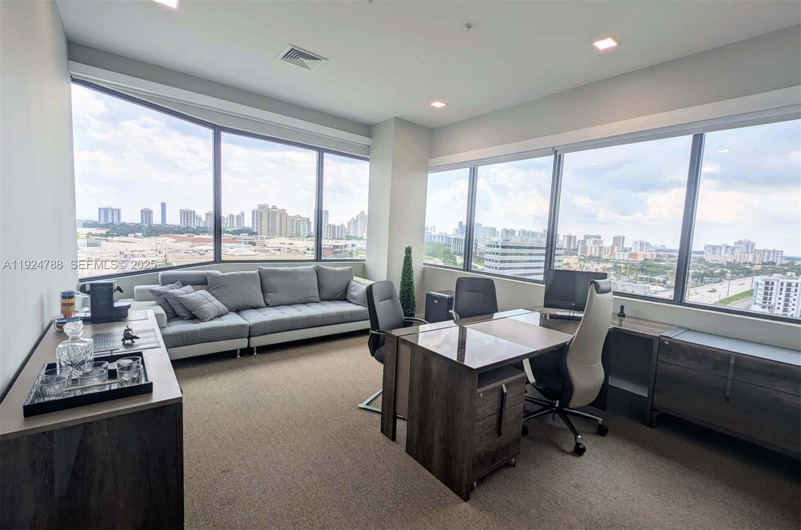 Подробнее 1002 / кв.футов $ 2025-12-03 0 Фото