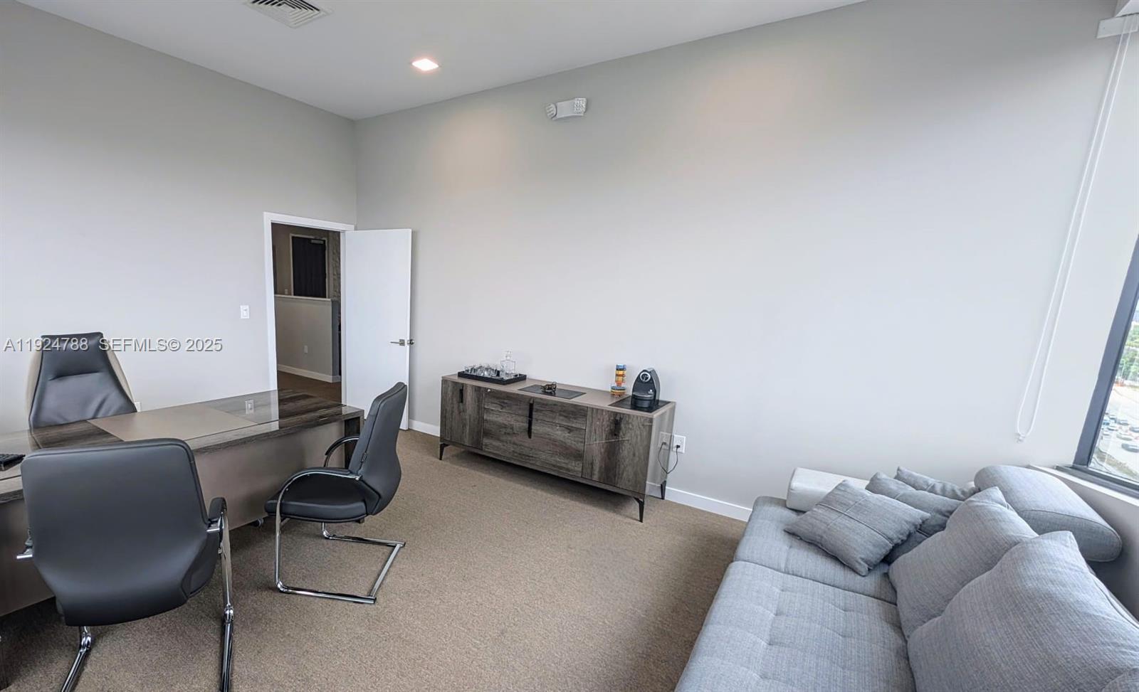 Подробнее 1002 / кв.футов $ 2025-12-03 0 Фото