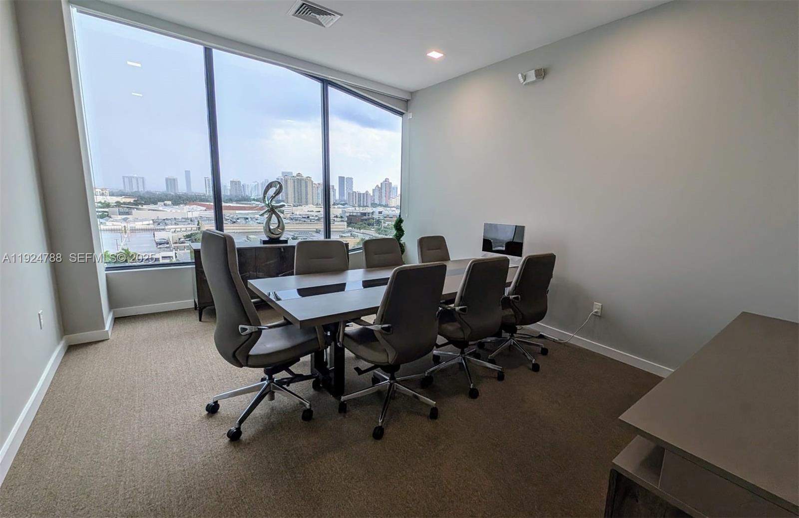 Подробнее 1002 / кв.футов $ 2025-12-03 0 Фото