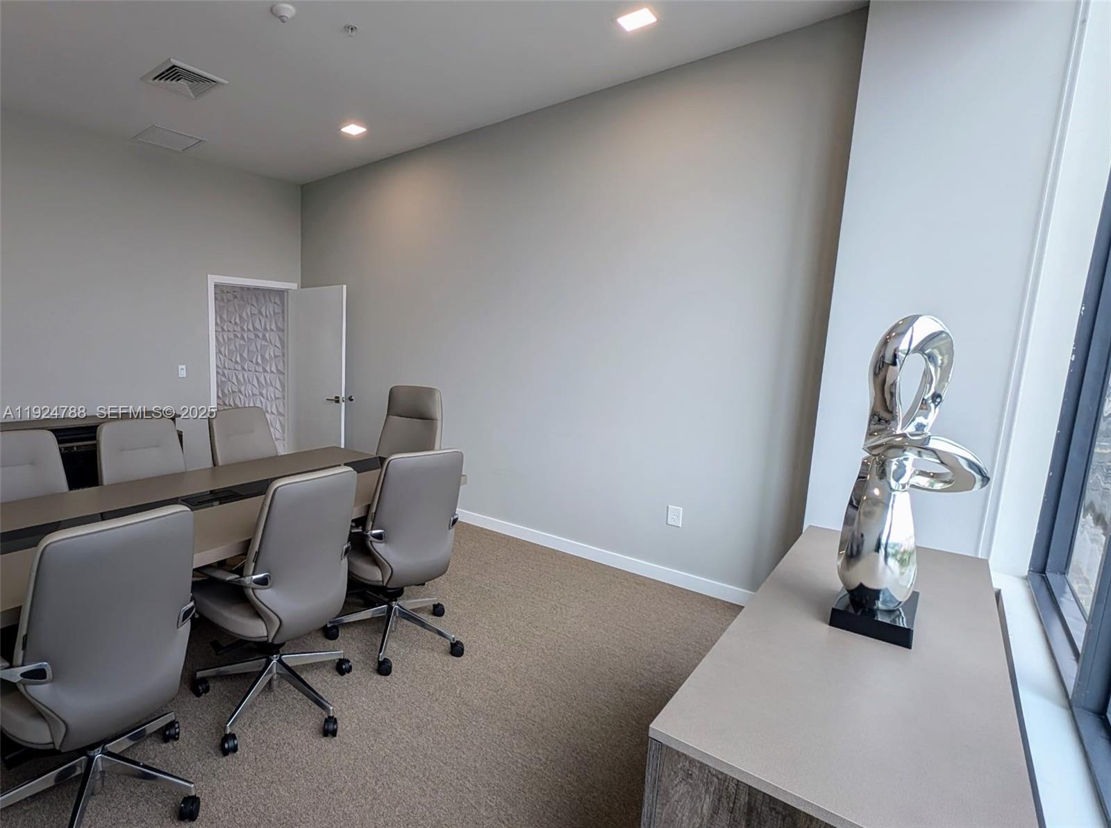 Подробнее 1002 / кв.футов $ 2025-12-03 0 Фото