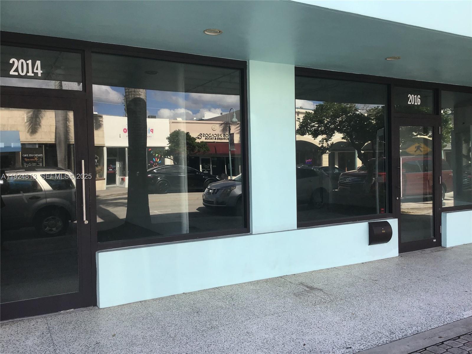   /   кв.футов $ 2025-12-03 0 Фото