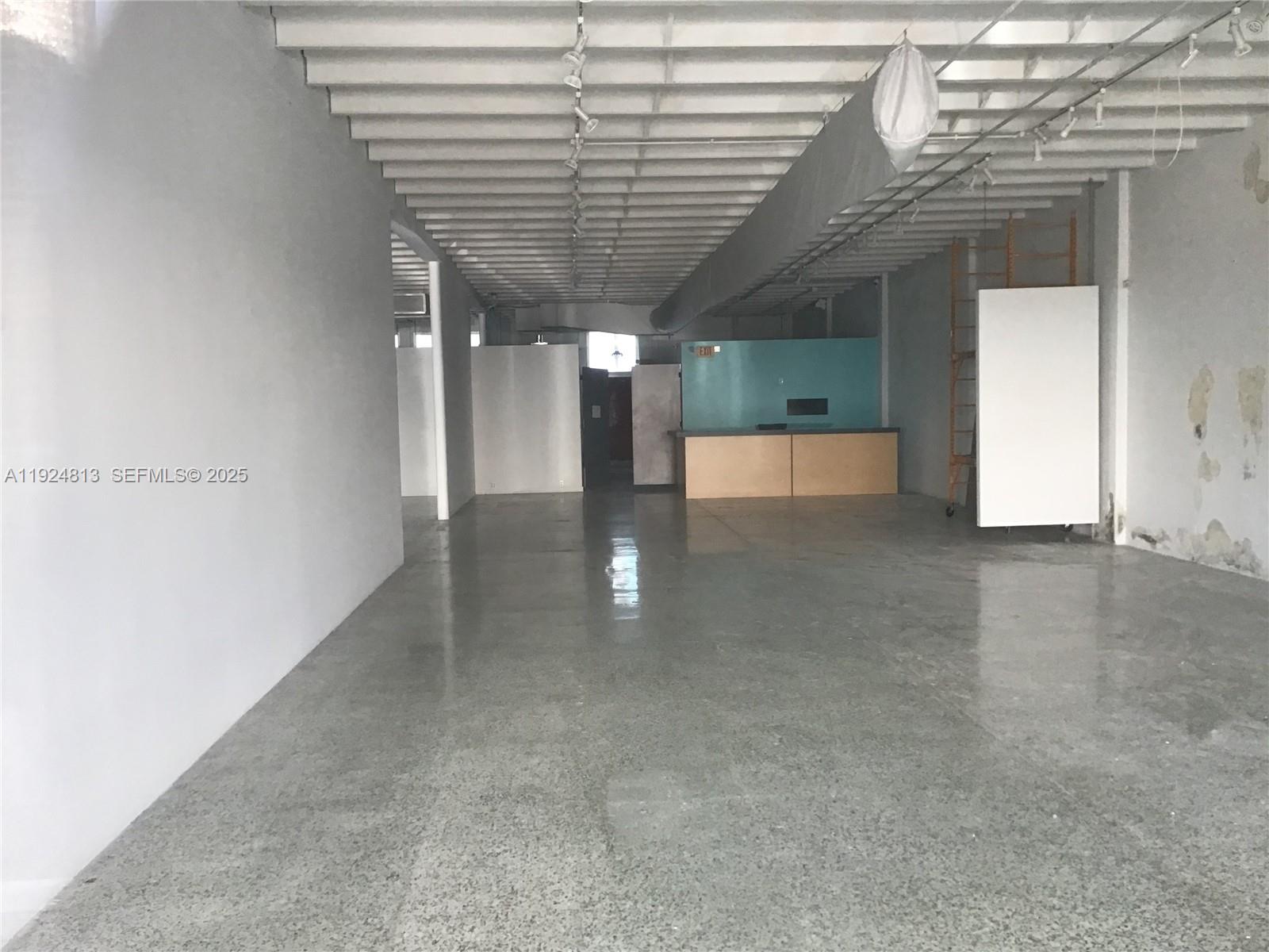   /   кв.футов $ 2025-12-03 0 Фото