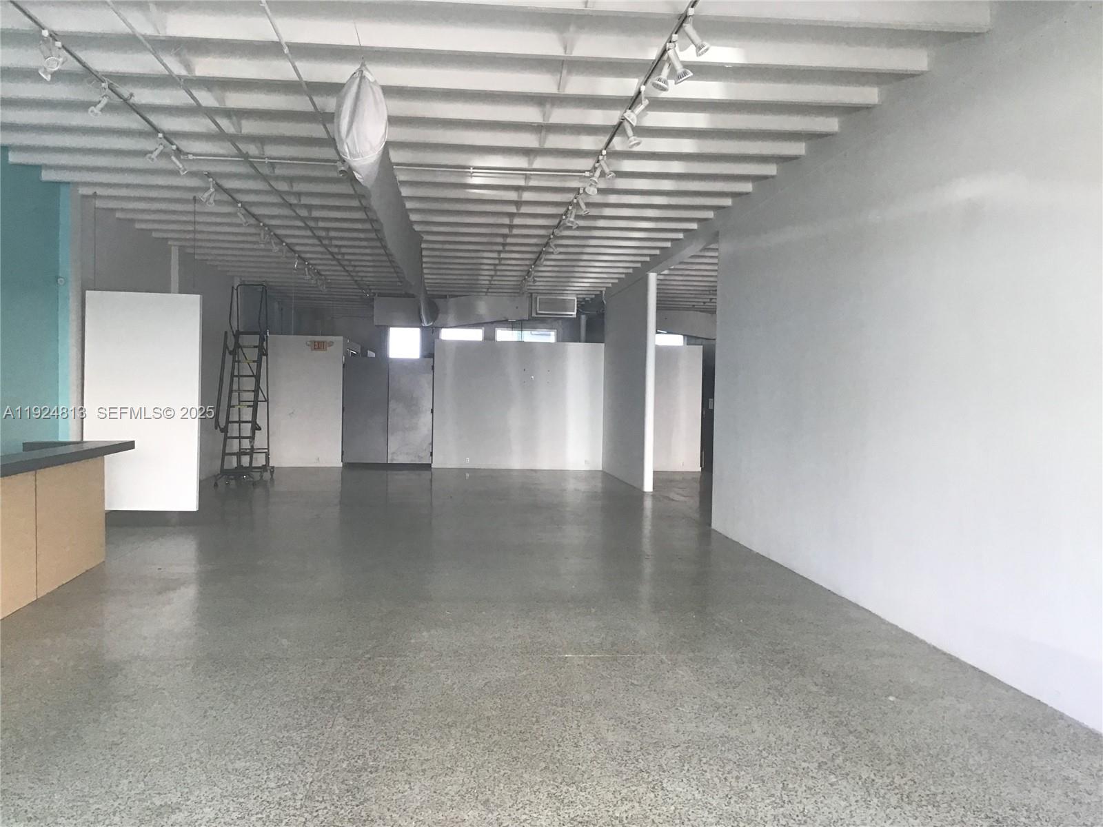   /   кв.футов $ 2025-12-03 0 Фото