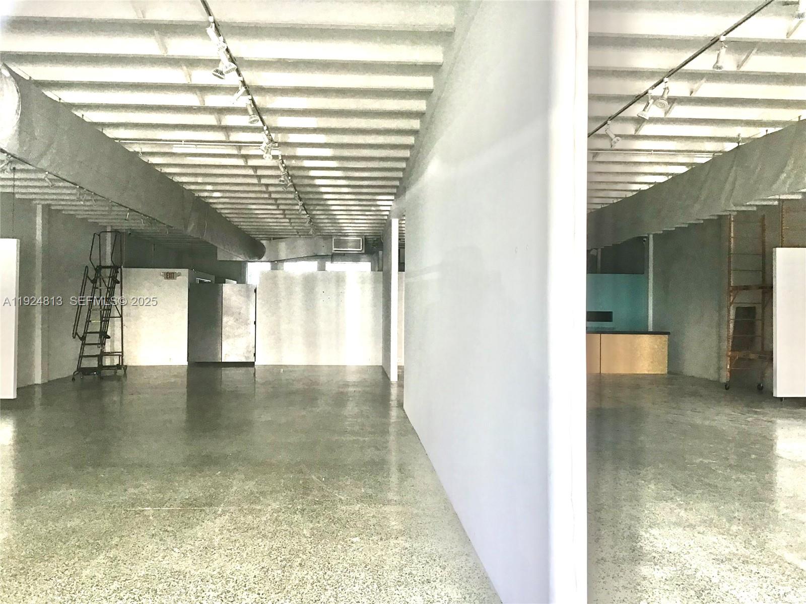   /   кв.футов $ 2025-12-03 0 Фото