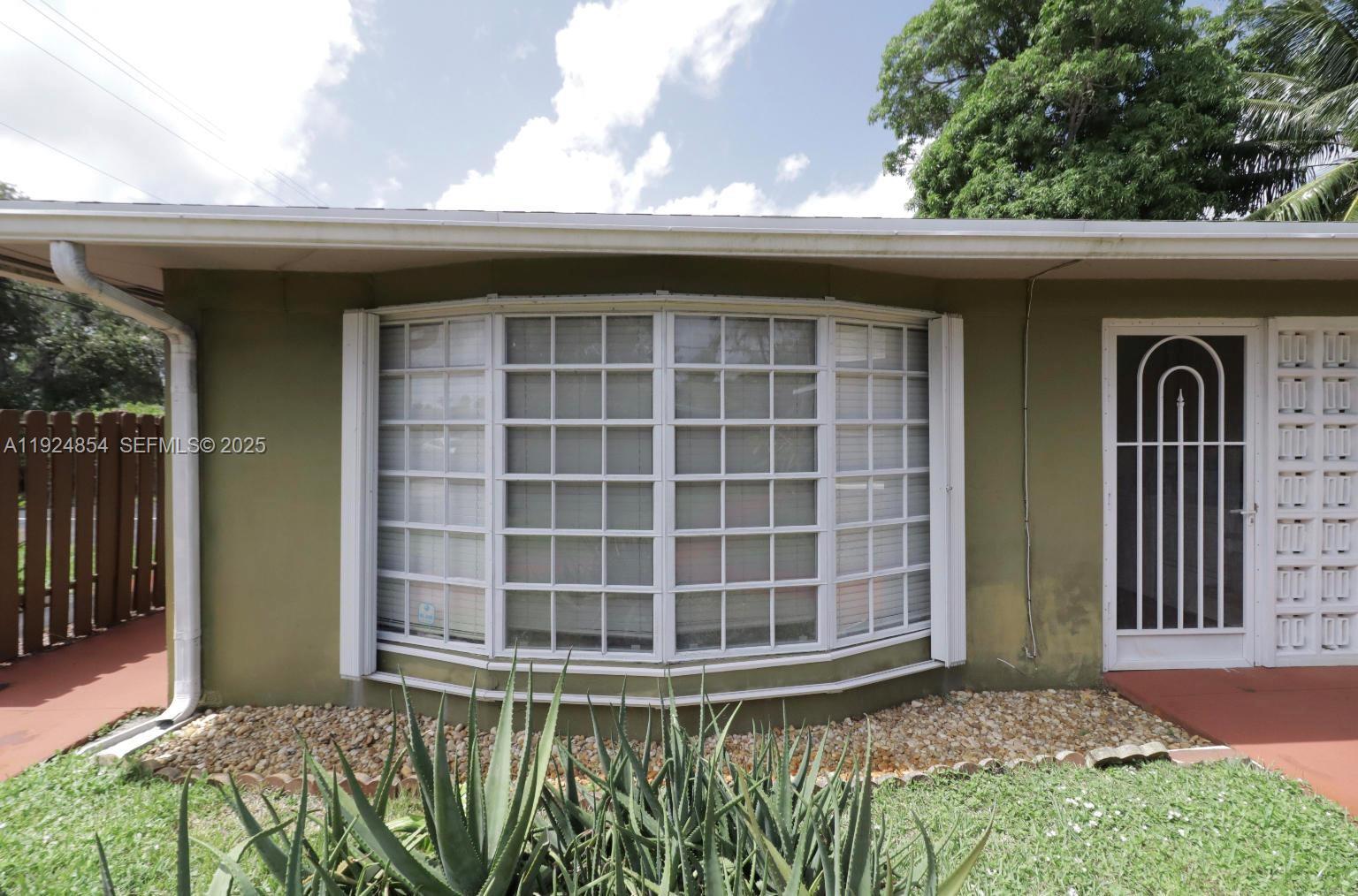 See details / 2114 sq. ft. $ 2025-12-03 0 Photo