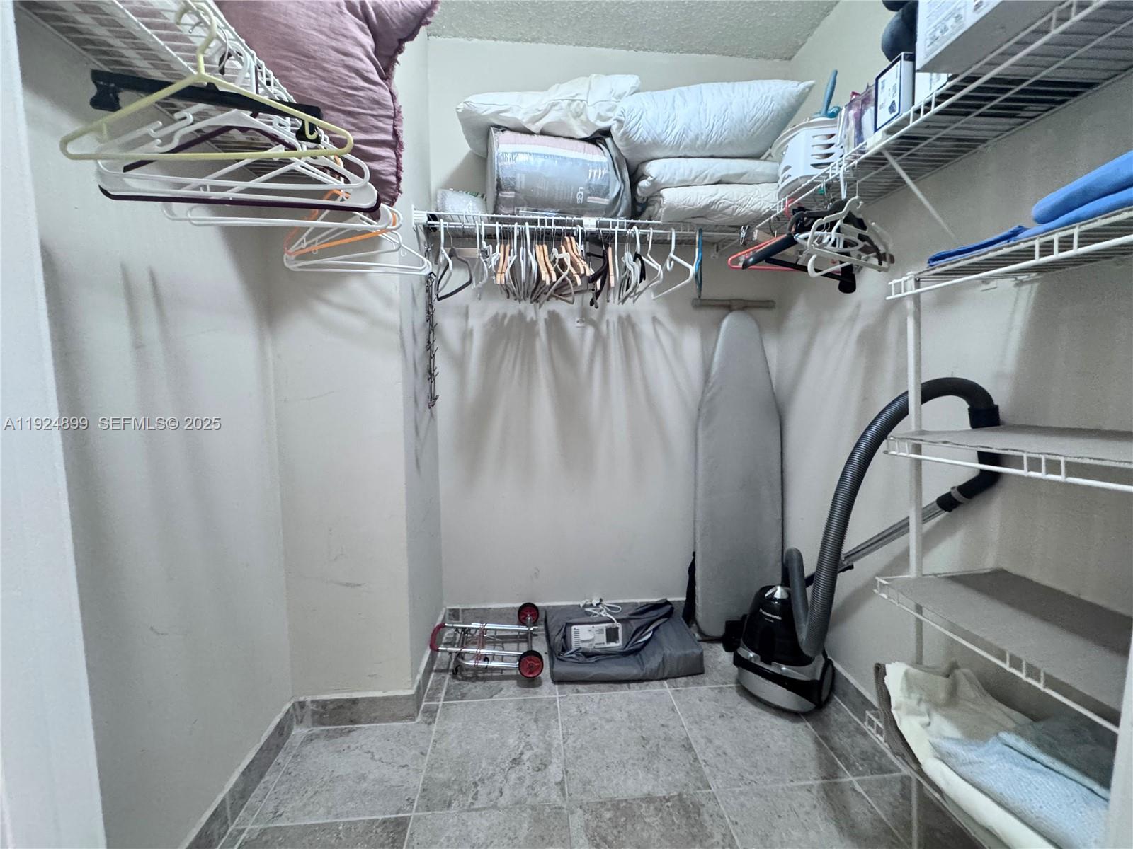 1906 2 / 2 1008 sq. ft. $ 2025-12-03 0 Photo