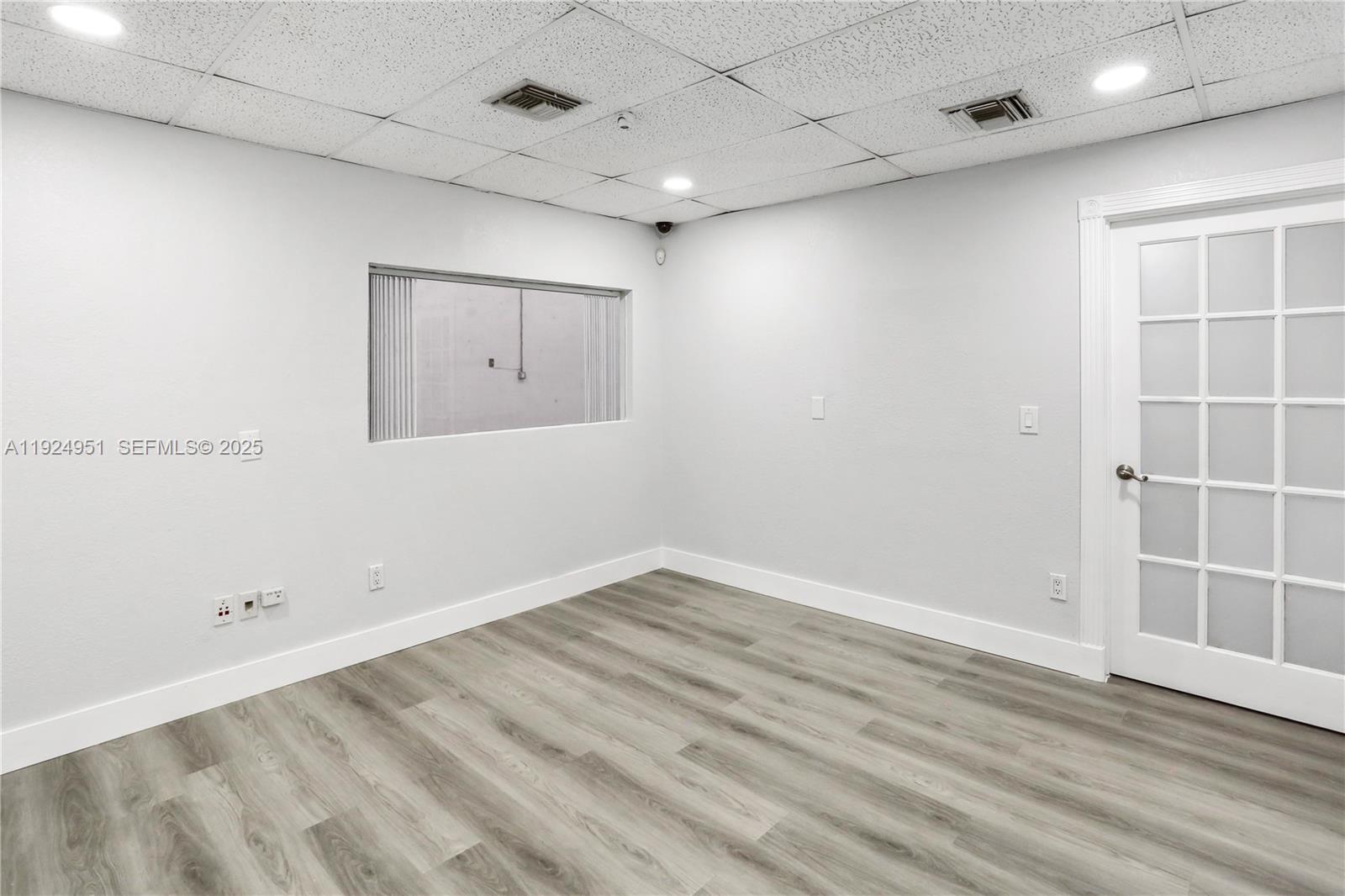 Ver detalles 3053 / sq. ft. $ 2025-12-04 0 foto