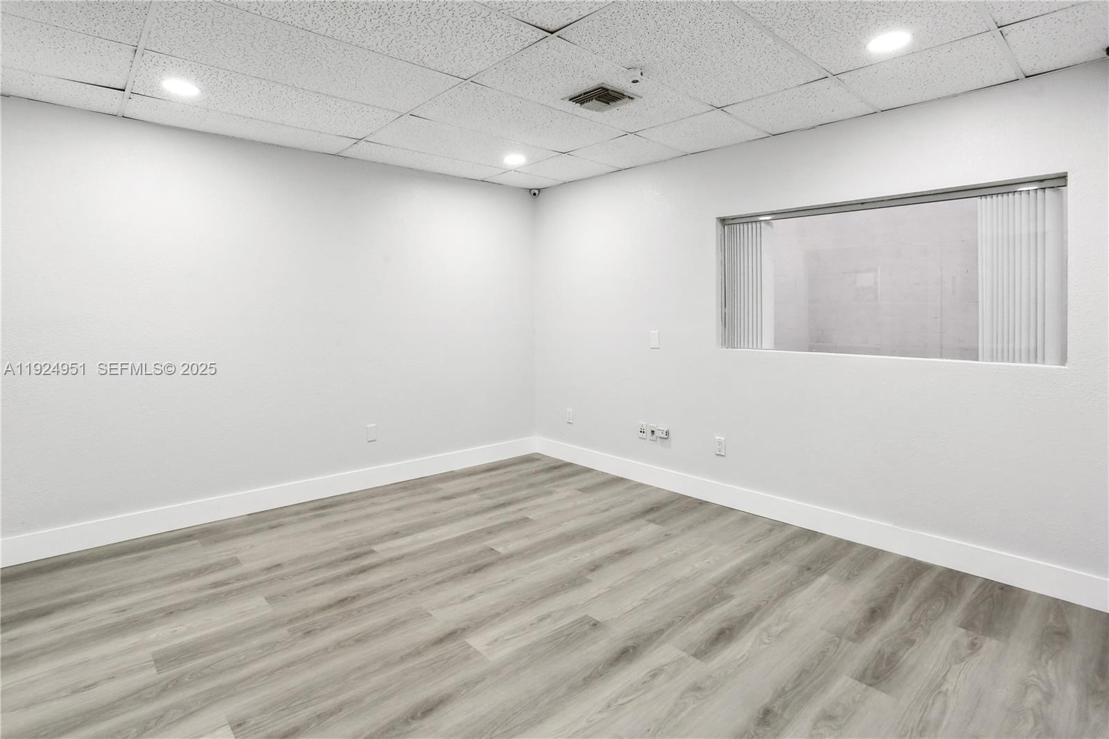 Ver detalles 3053 / sq. ft. $ 2025-12-04 0 foto