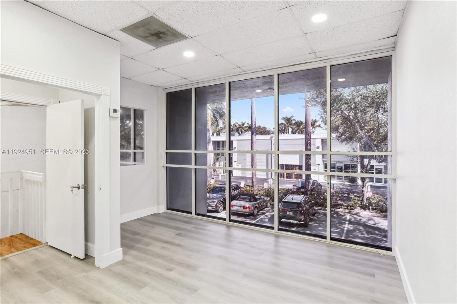 Ver detalles 3053 / sq. ft. $ 2025-12-04 0 foto