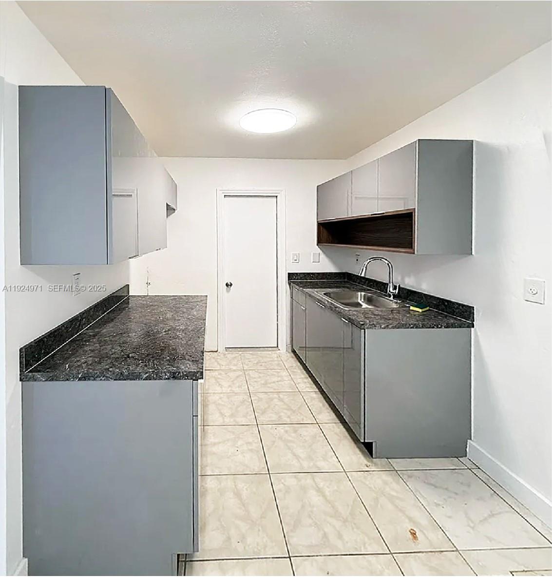   /   sq. ft. $ 2025-12-04 0 foto