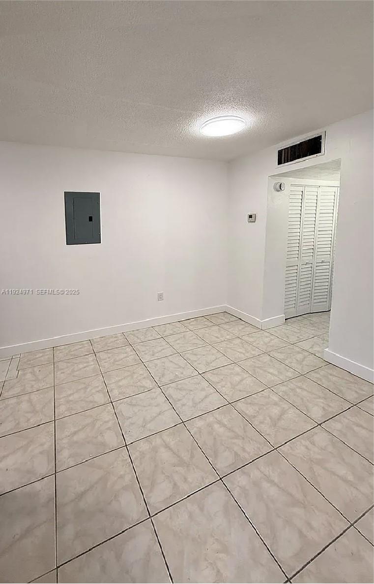   /   sq. ft. $ 2025-12-04 0 foto