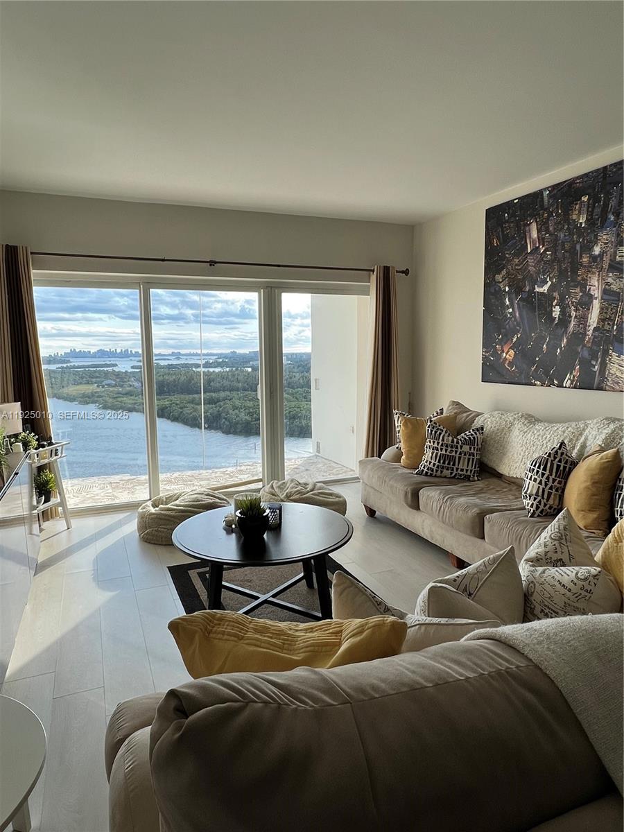 2114 1 / 2 762 sq. ft. $ 2025-12-04 0 Photo