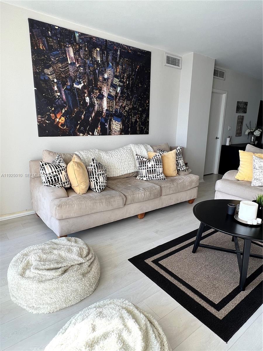 2114 1 / 2 762 sq. ft. $ 2025-12-04 0 Photo