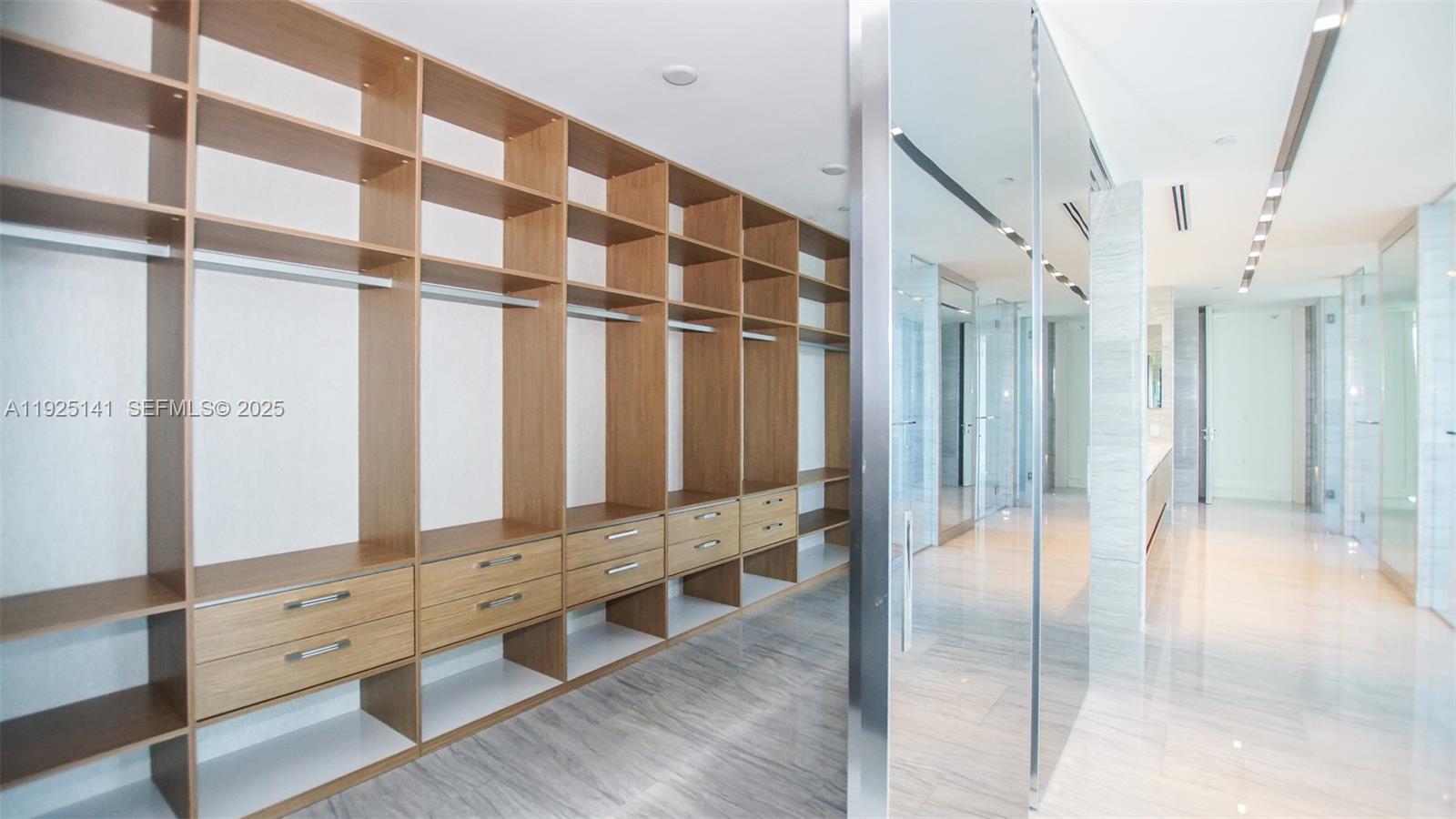 19 4 / 6 4992 кв.футов $ 2025-12-04 0 Фото