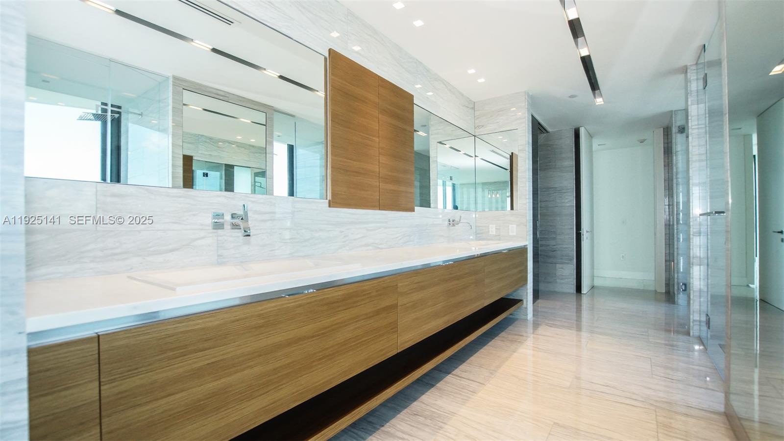 19 4 / 6 4992 кв.футов $ 2025-12-04 0 Фото