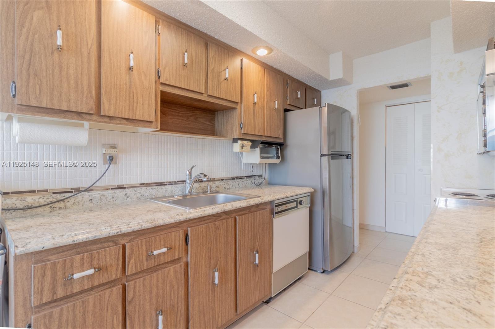 See details 503 3 / 3 2400 sq. ft. $ 2025-12-04 0 Photo