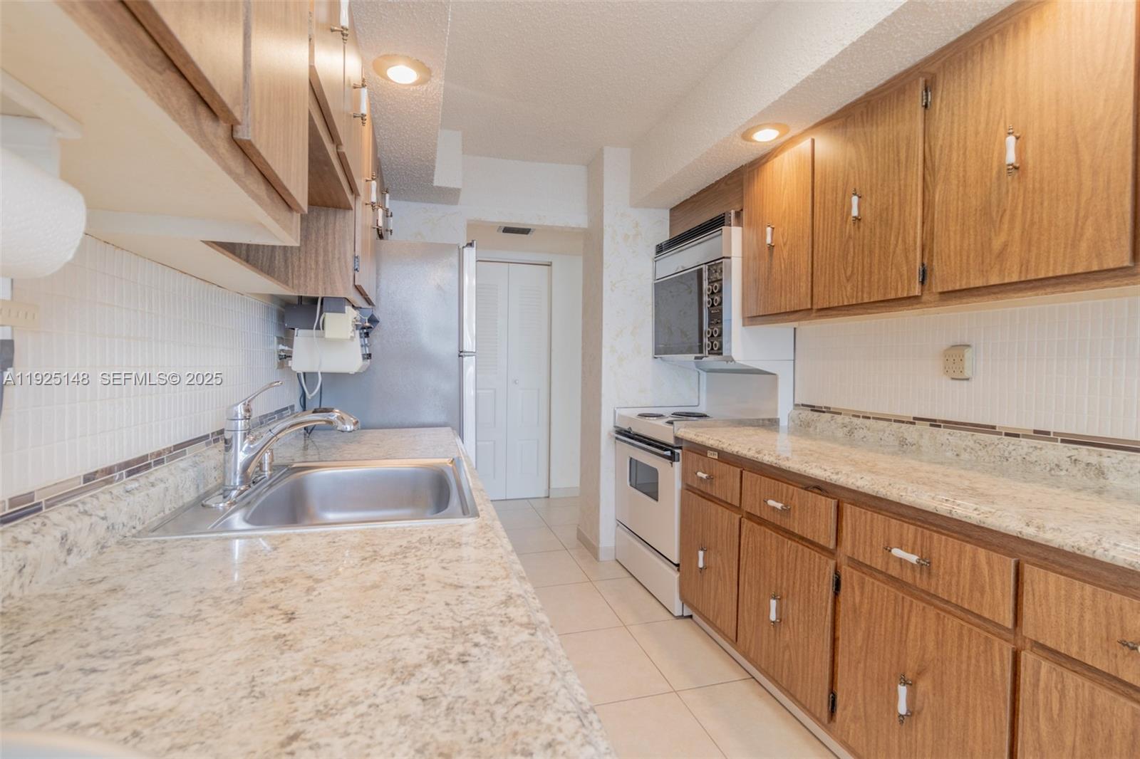 See details 503 3 / 3 2400 sq. ft. $ 2025-12-04 0 Photo