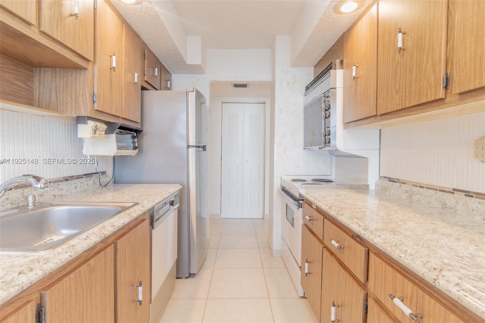 See details 503 3 / 3 2400 sq. ft. $ 2025-12-04 0 Photo