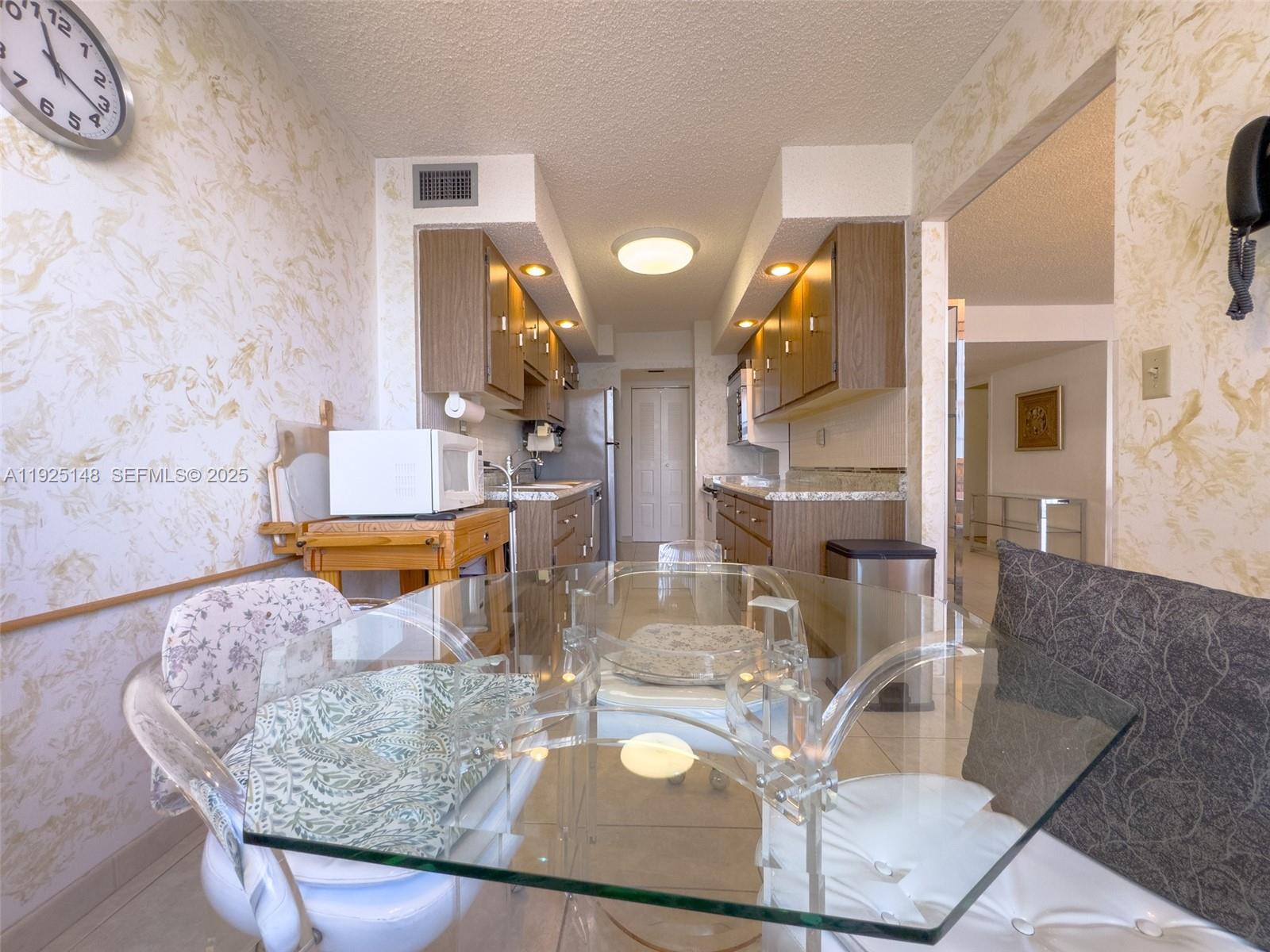 See details 503 3 / 3 2400 sq. ft. $ 2025-12-04 0 Photo