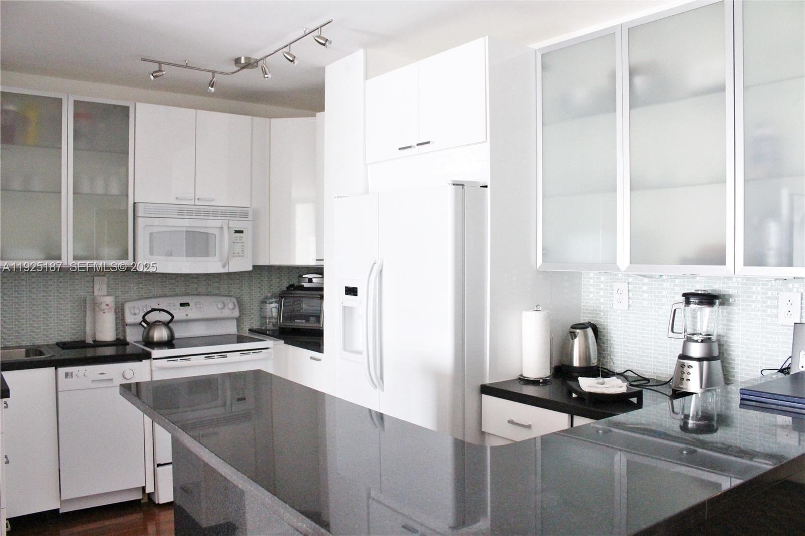 8N 2 / 1 870 sq. ft. $ 2025-12-04 0 foto