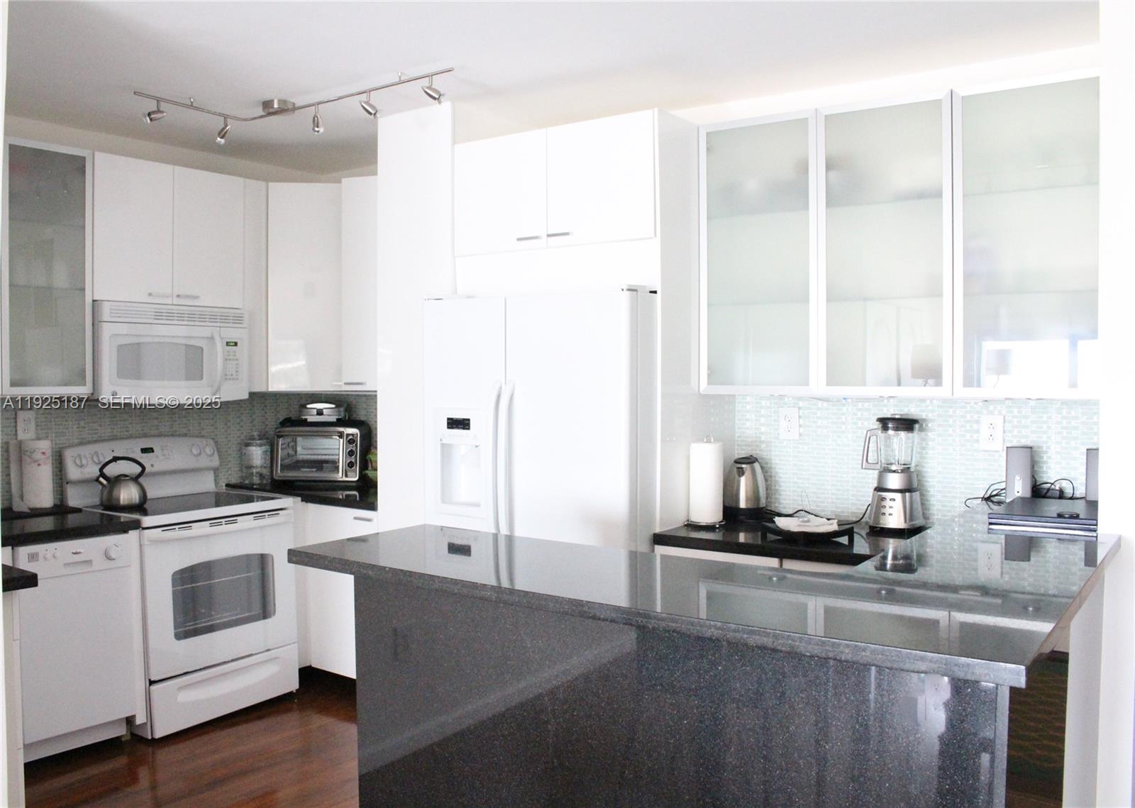 8N 2 / 1 870 sq. ft. $ 2025-12-04 0 foto