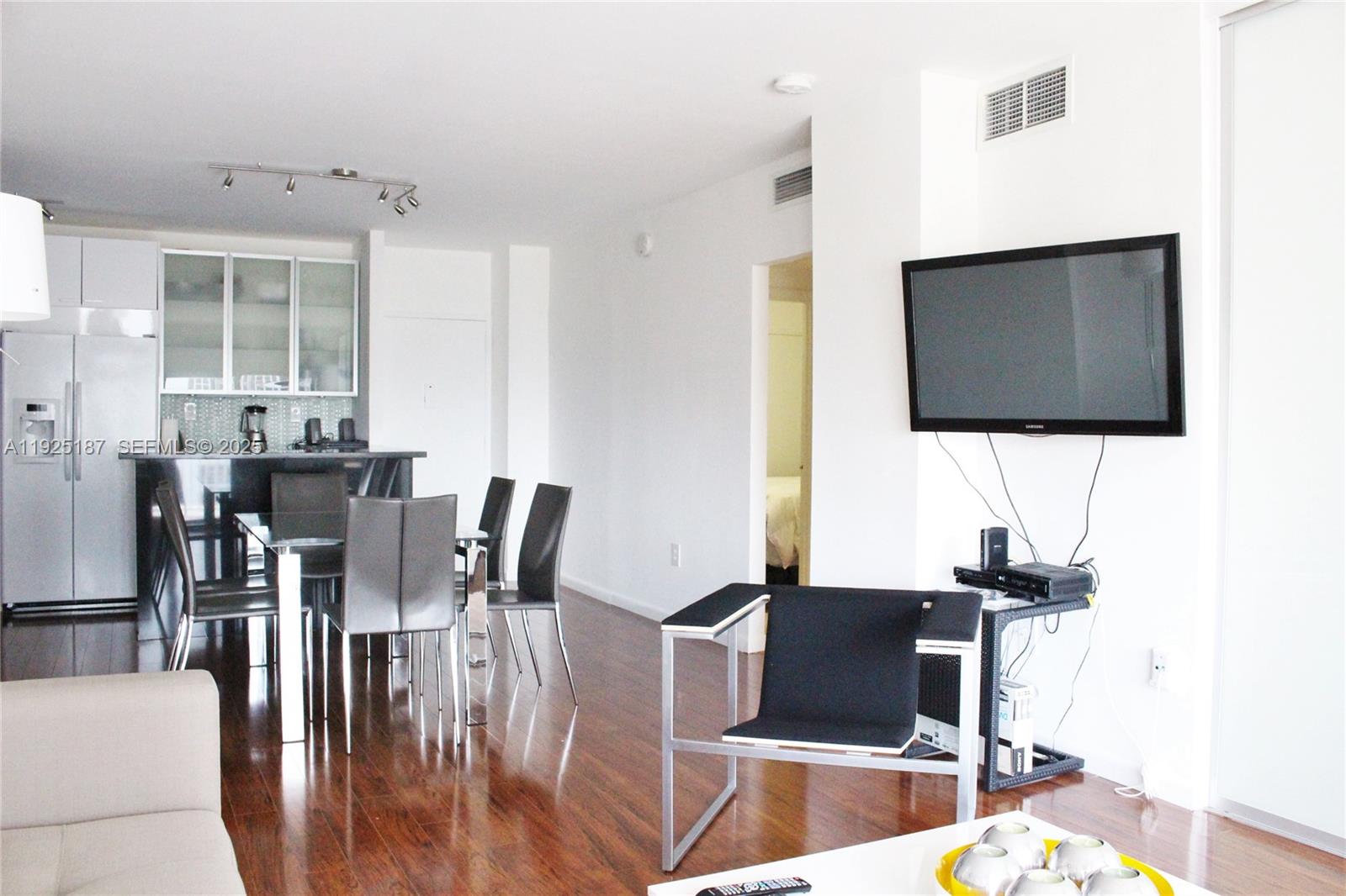 8N 2 / 1 870 sq. ft. $ 2025-12-04 0 foto