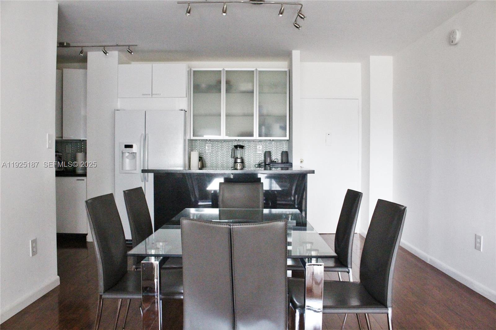 8N 2 / 1 870 sq. ft. $ 2025-12-04 0 foto