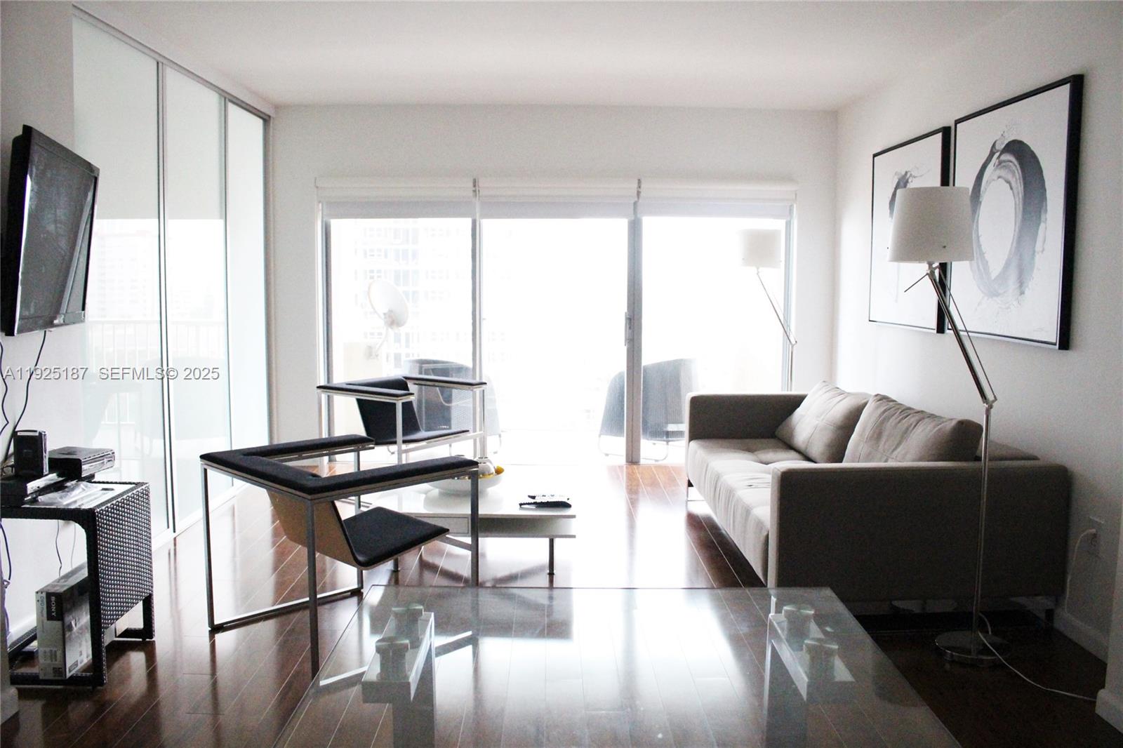 8N 2 / 1 870 sq. ft. $ 2025-12-04 0 foto