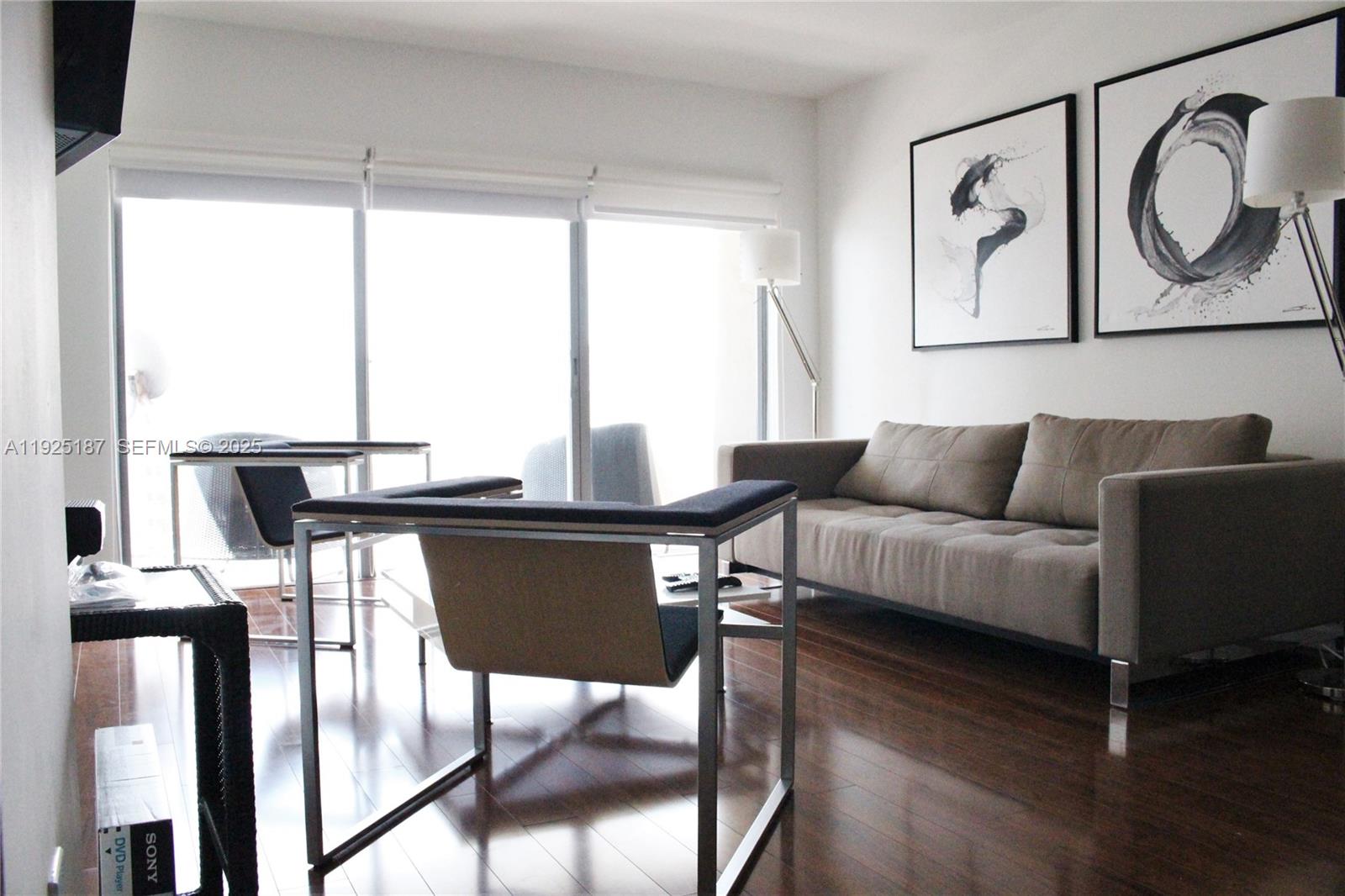 8N 2 / 1 870 sq. ft. $ 2025-12-04 0 foto