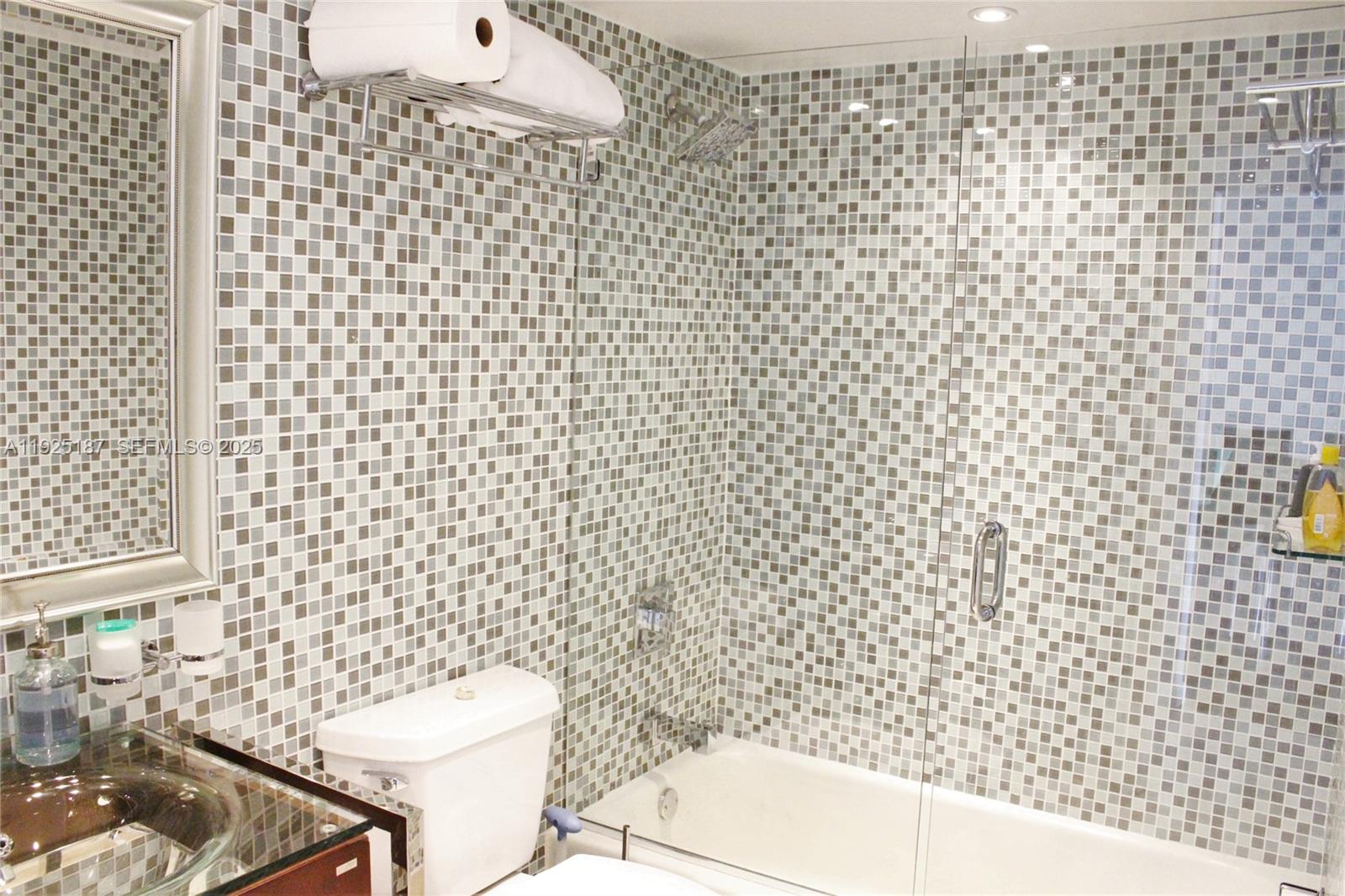 8N 2 / 1 870 sq. ft. $ 2025-12-04 0 foto