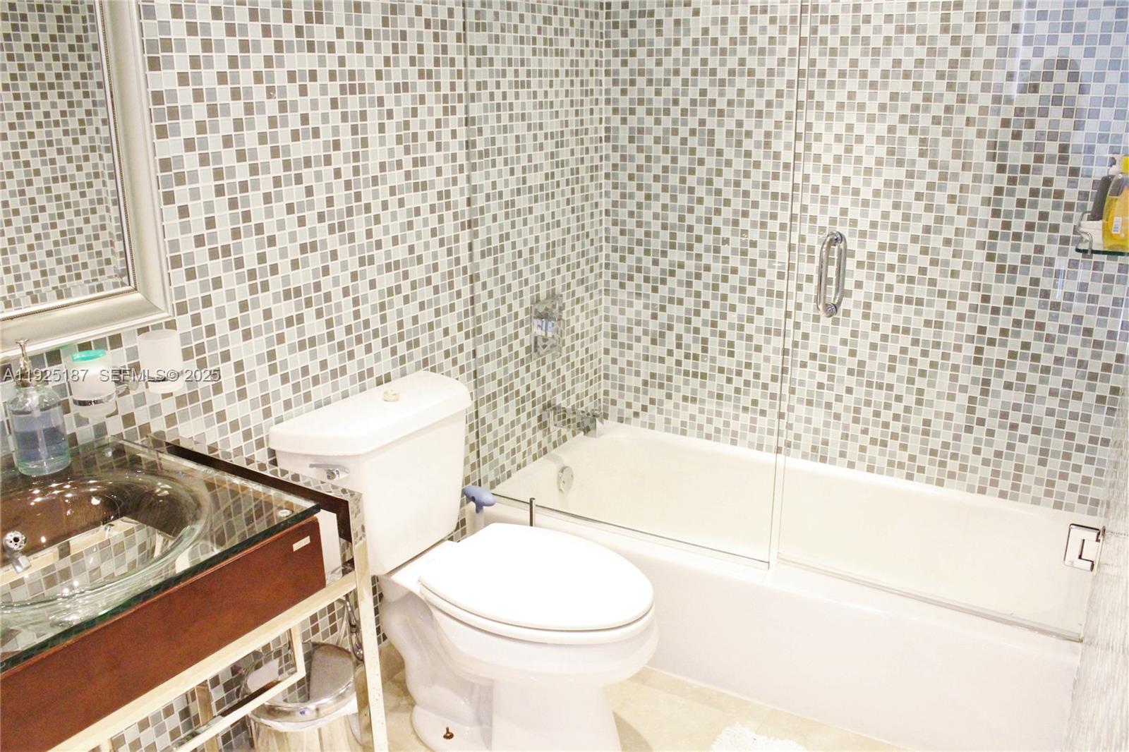 8N 2 / 1 870 sq. ft. $ 2025-12-04 0 foto