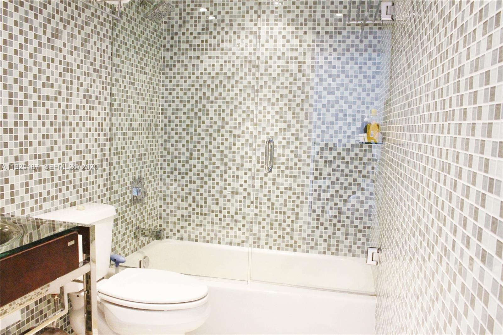 8N 2 / 1 870 sq. ft. $ 2025-12-04 0 foto