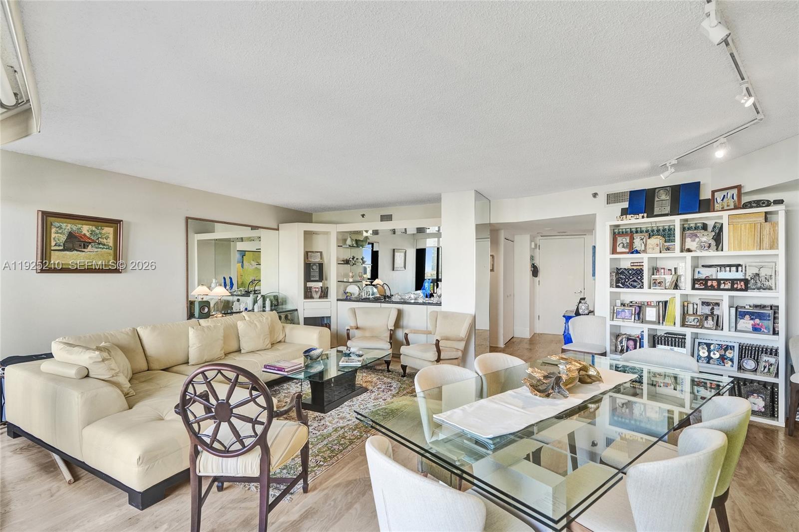 1608 2 / 2 1230 sq. ft. $ 2025-12-04 0 foto