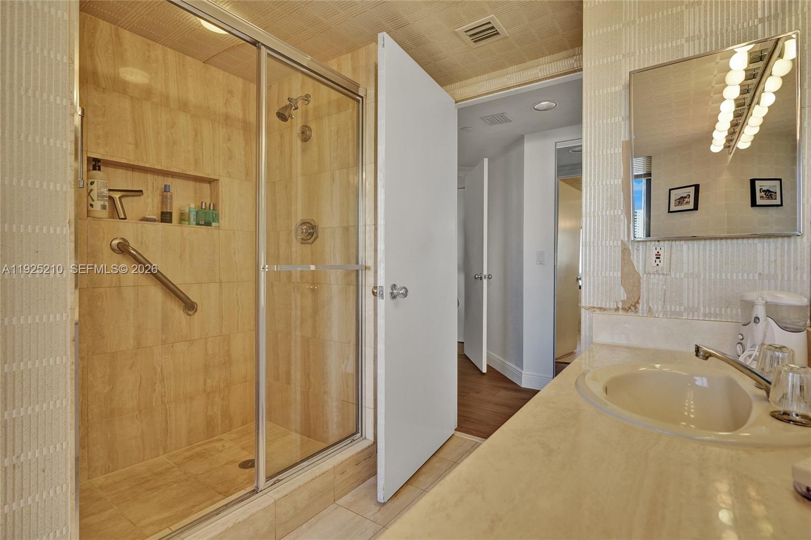 1608 2 / 2 1230 sq. ft. $ 2025-12-04 0 foto