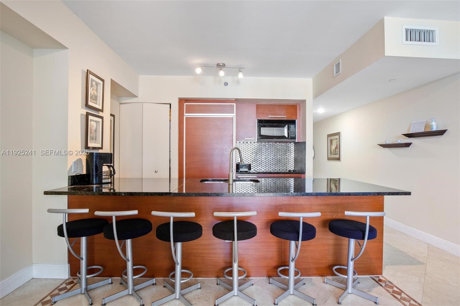 2212 1 / 1 844 кв.футов $ 2025-12-04 0 Фото