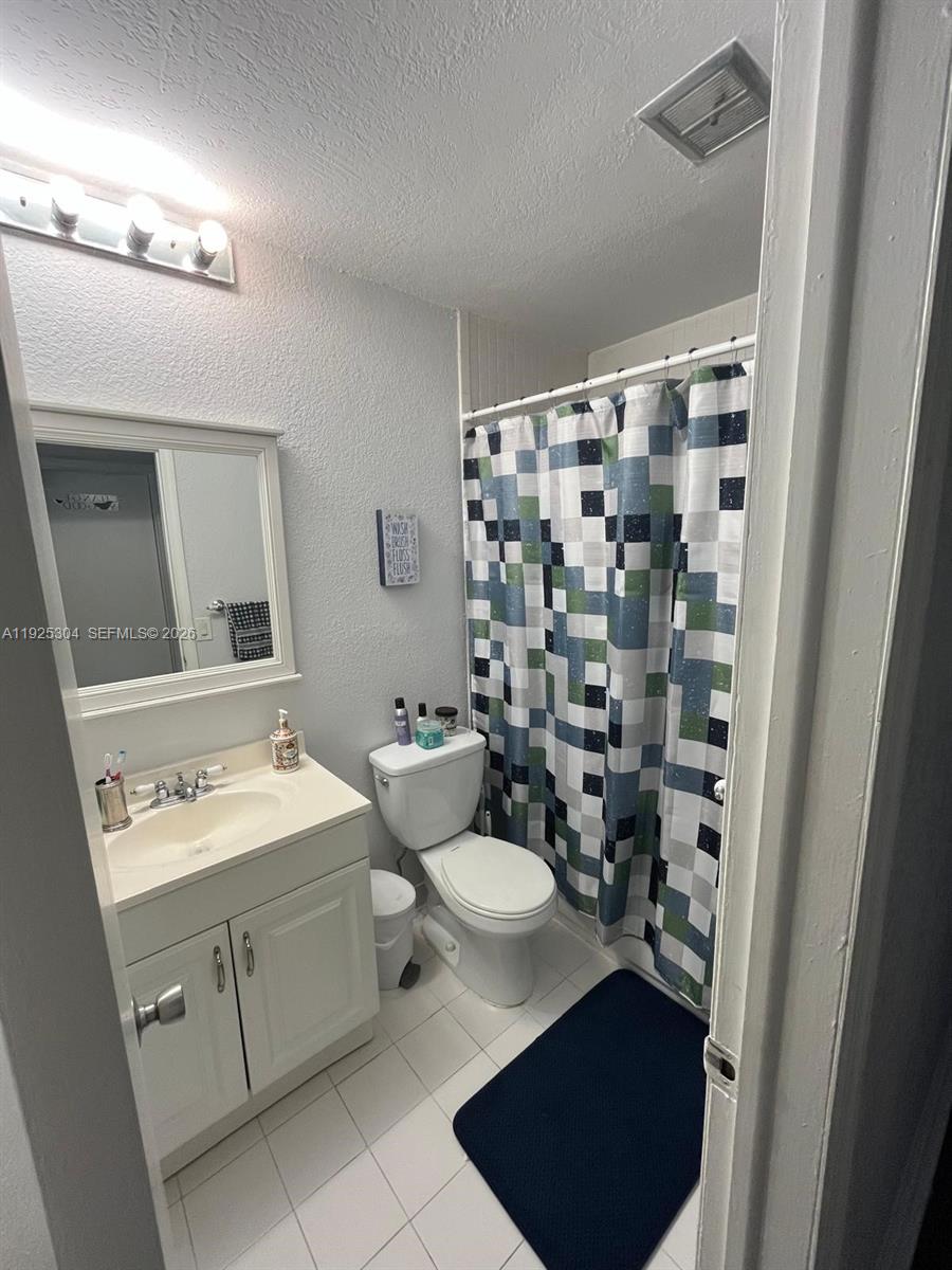 D24 2 / 2 920 sq. ft. $ 2025-12-04 0 Photo