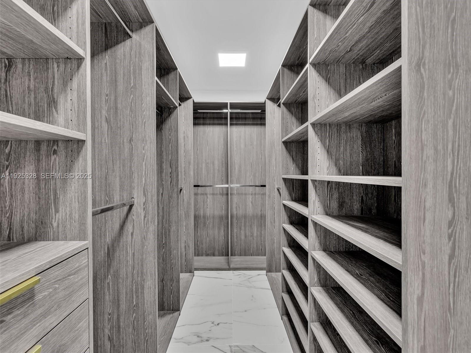 Ver detalles 712 2 / 2 1552 sq. ft. $ 2025-12-04 0 foto