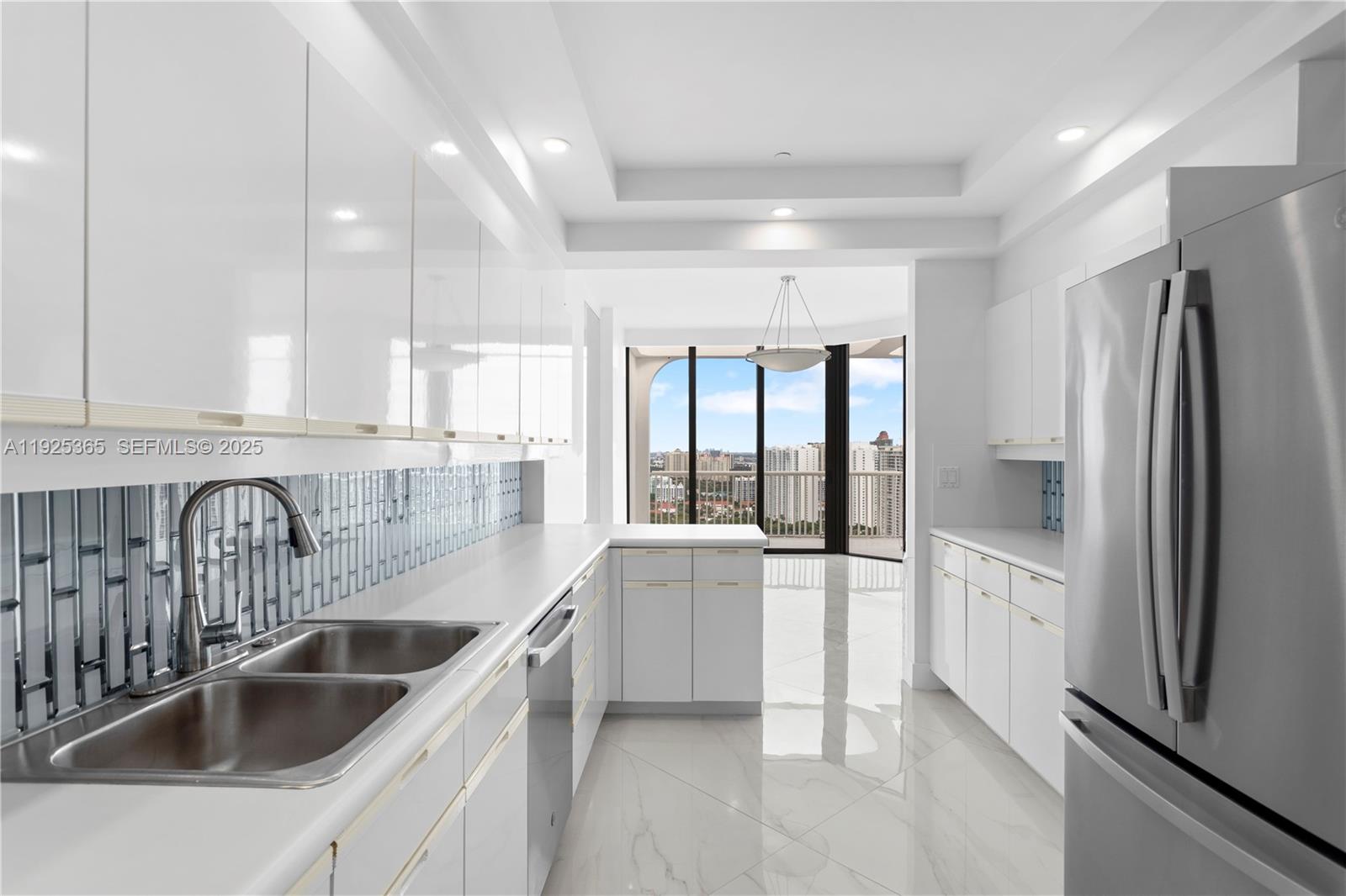 PH-5 3 / 3 3030 sq. ft. $ 2025-12-04 0 foto