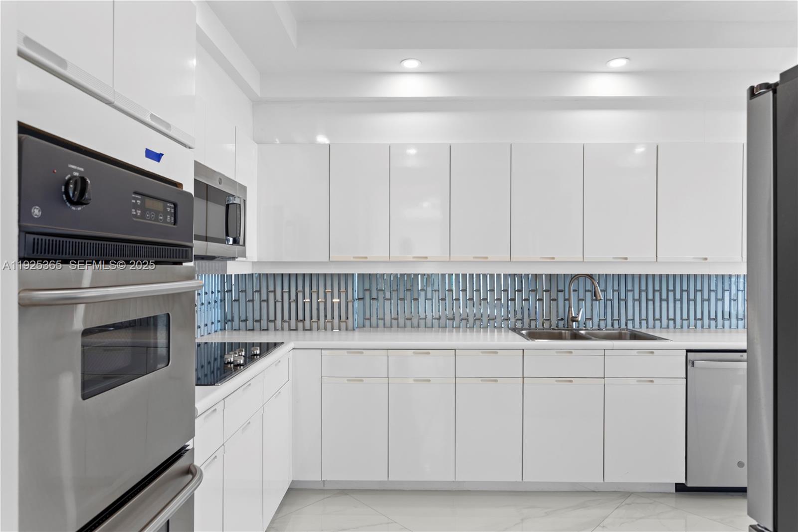 PH-5 3 / 3 3030 sq. ft. $ 2025-12-04 0 foto