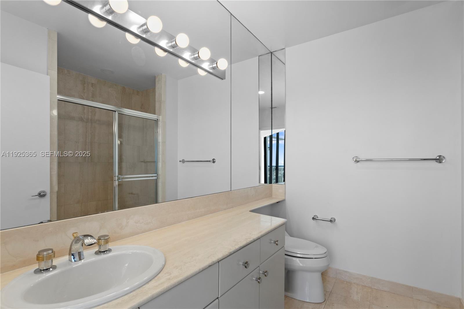 PH-5 3 / 3 3030 sq. ft. $ 2025-12-04 0 foto