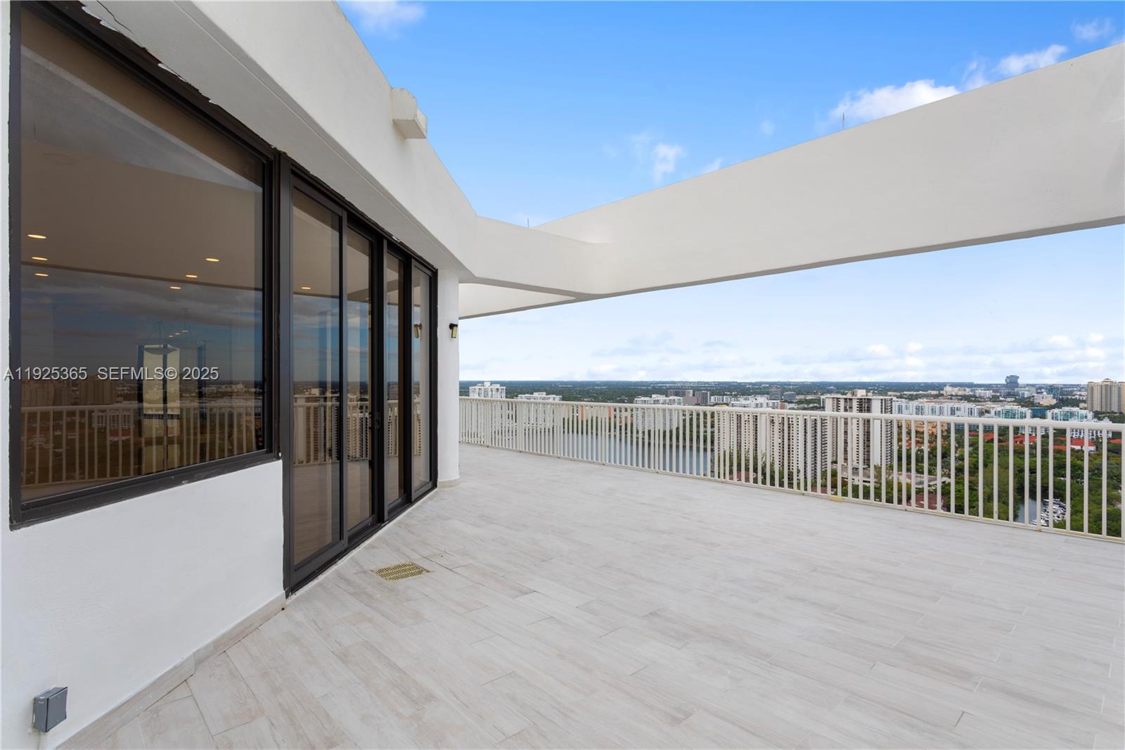 PH-5 3 / 3 3030 sq. ft. $ 2025-12-04 0 foto