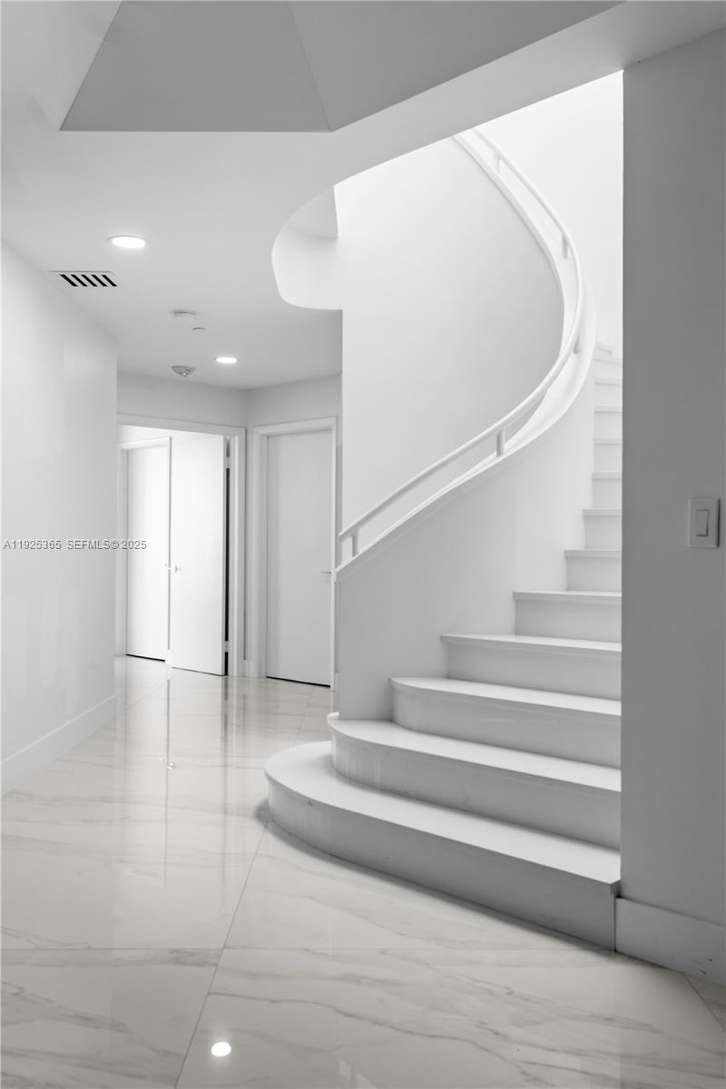 PH-5 3 / 3 3030 sq. ft. $ 2025-12-04 0 foto