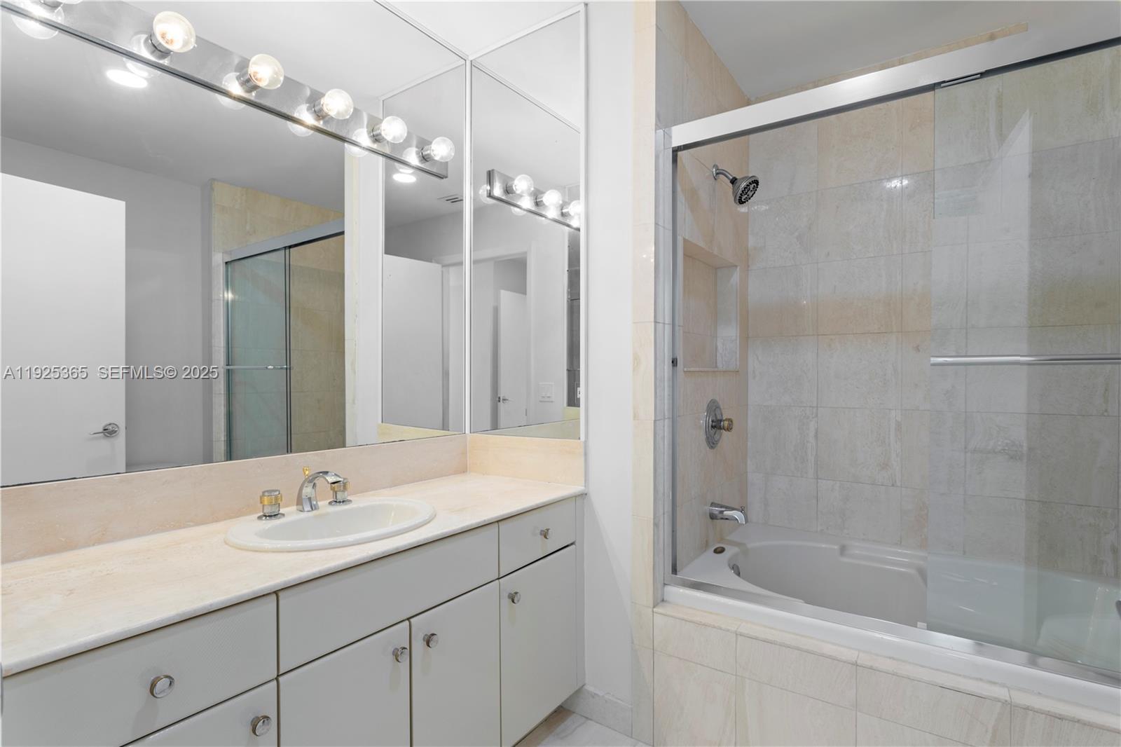 PH-5 3 / 3 3030 sq. ft. $ 2025-12-04 0 foto