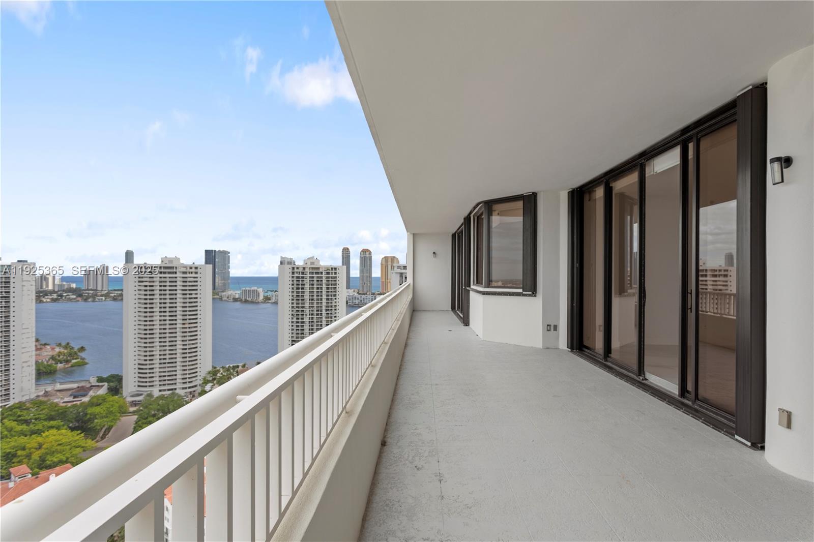 PH-5 3 / 3 3030 sq. ft. $ 2025-12-04 0 foto