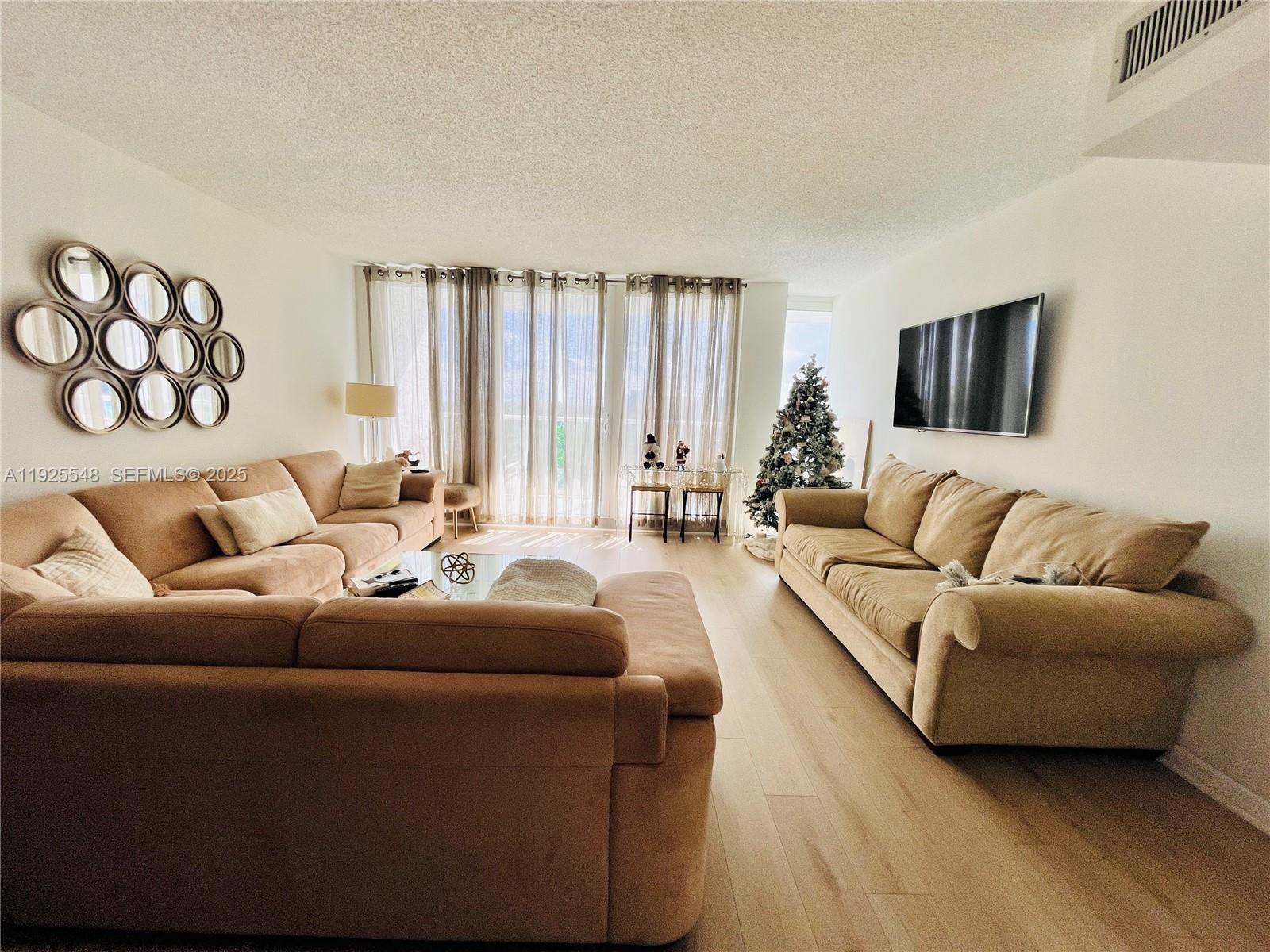 724 2 / 2 1357 sq. ft. $ 2025-12-04 0 foto