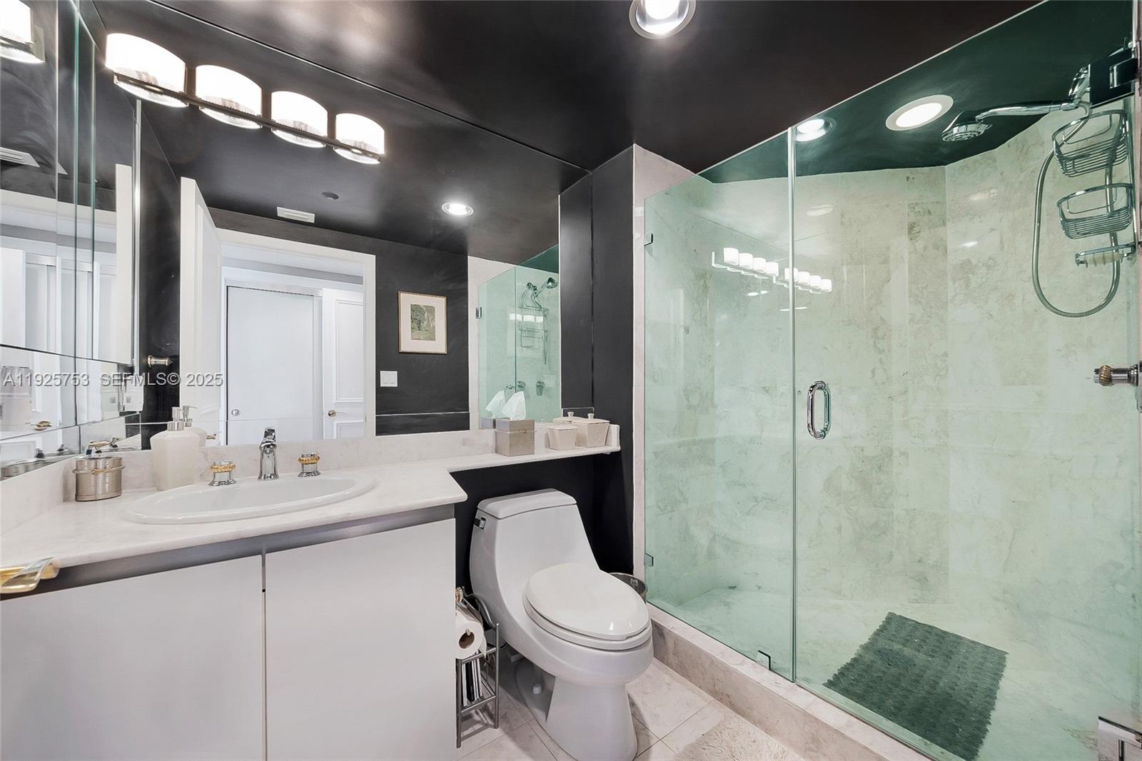 301 3 / 3 2450 sq. ft. $ 2025-12-05 0 foto