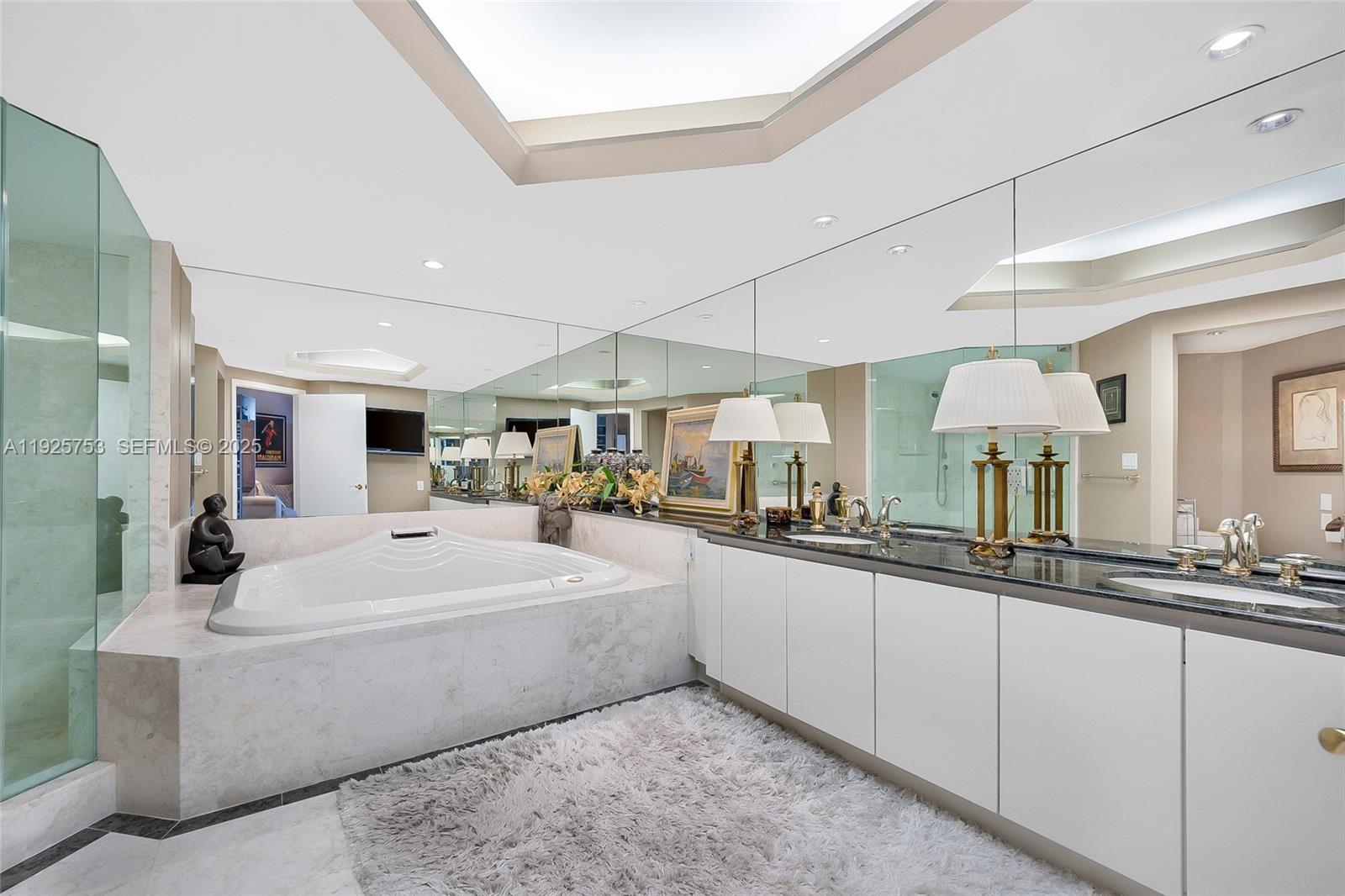 301 3 / 3 2450 sq. ft. $ 2025-12-05 0 foto