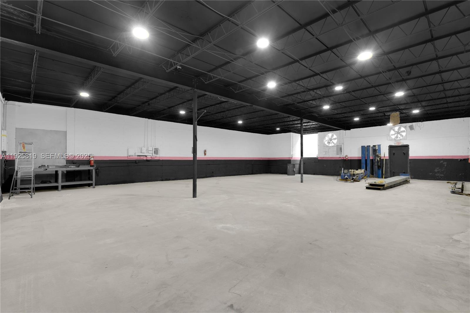 See details / sq. ft. $ 2025-12-05 0 Photo