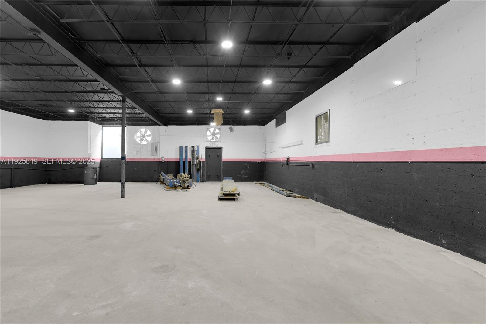 See details / sq. ft. $ 2025-12-05 0 Photo