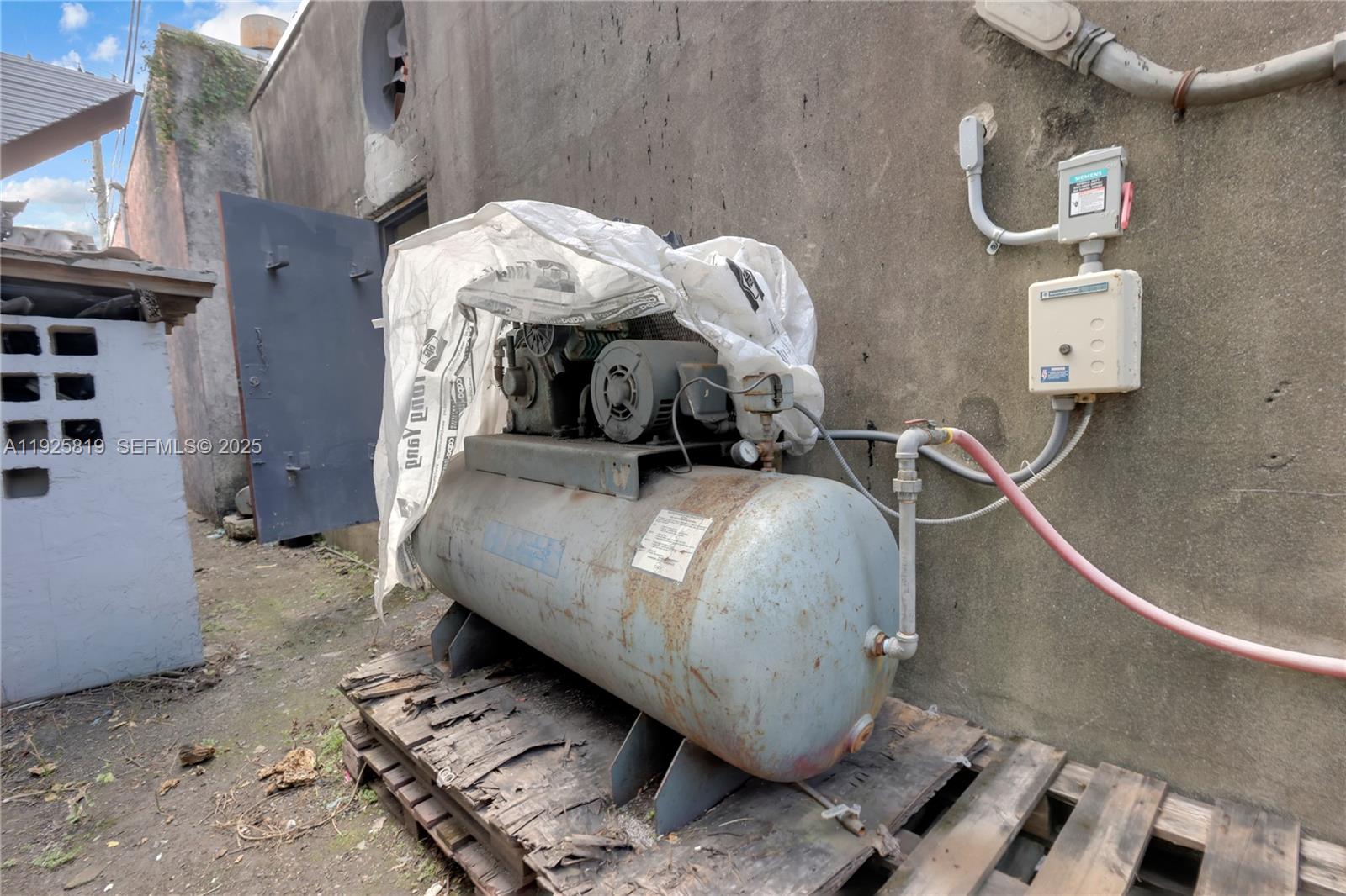 See details / sq. ft. $ 2025-12-05 0 Photo